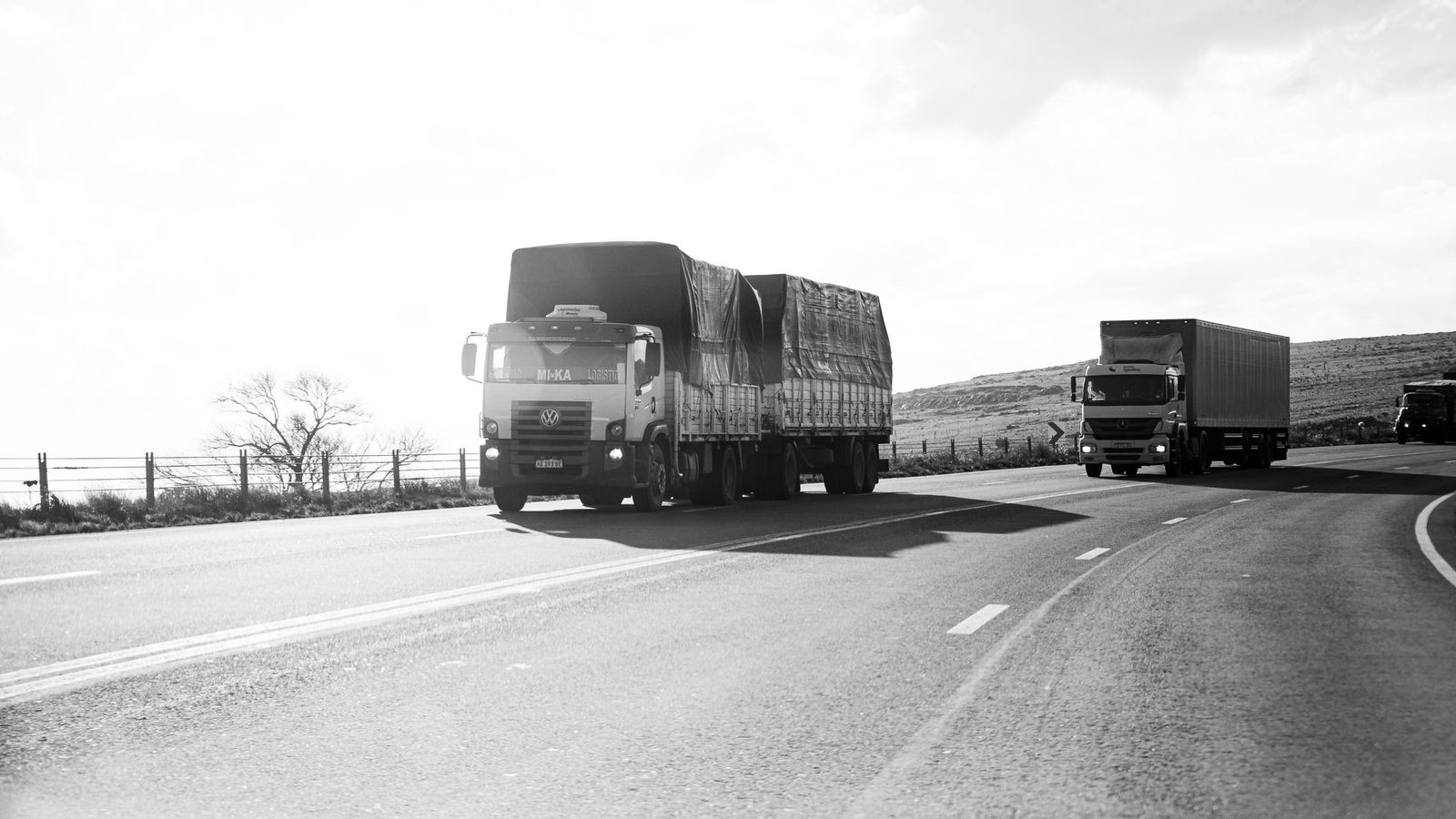 Camiones en autopista de Buenos Aires durante el día.