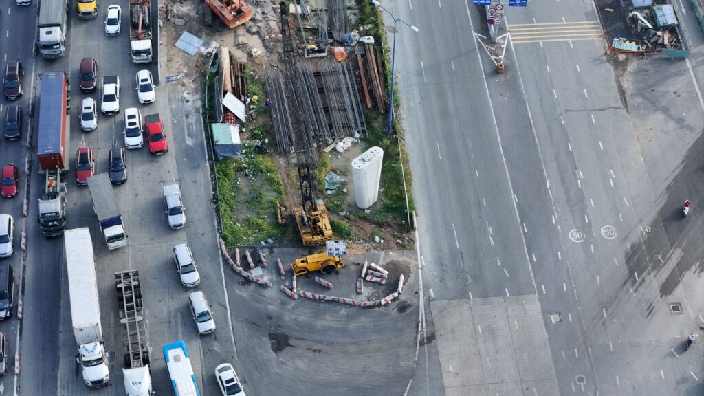 Congestión de tráfico y sitio de construcción vistos desde arriba en Ho Chi Minh City.