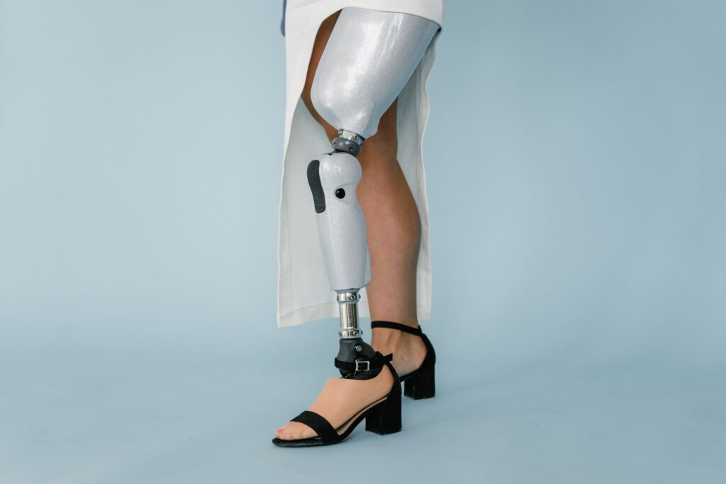 Prótesis de pierna moderna con tacones altos en un estudio, vista de cerca.