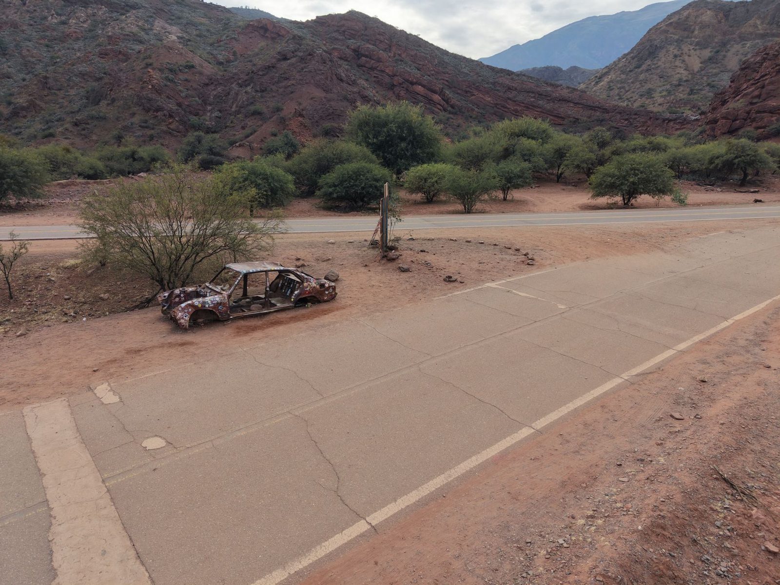 Auto oxidado abandonado en terreno árido de Salta, Argentina.