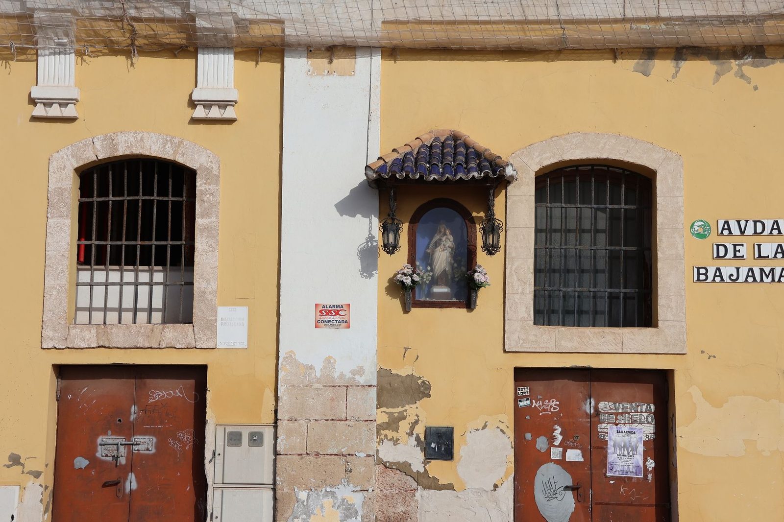 Fachada histórica de edificio en El Puerto de Santa María, Andalucía.