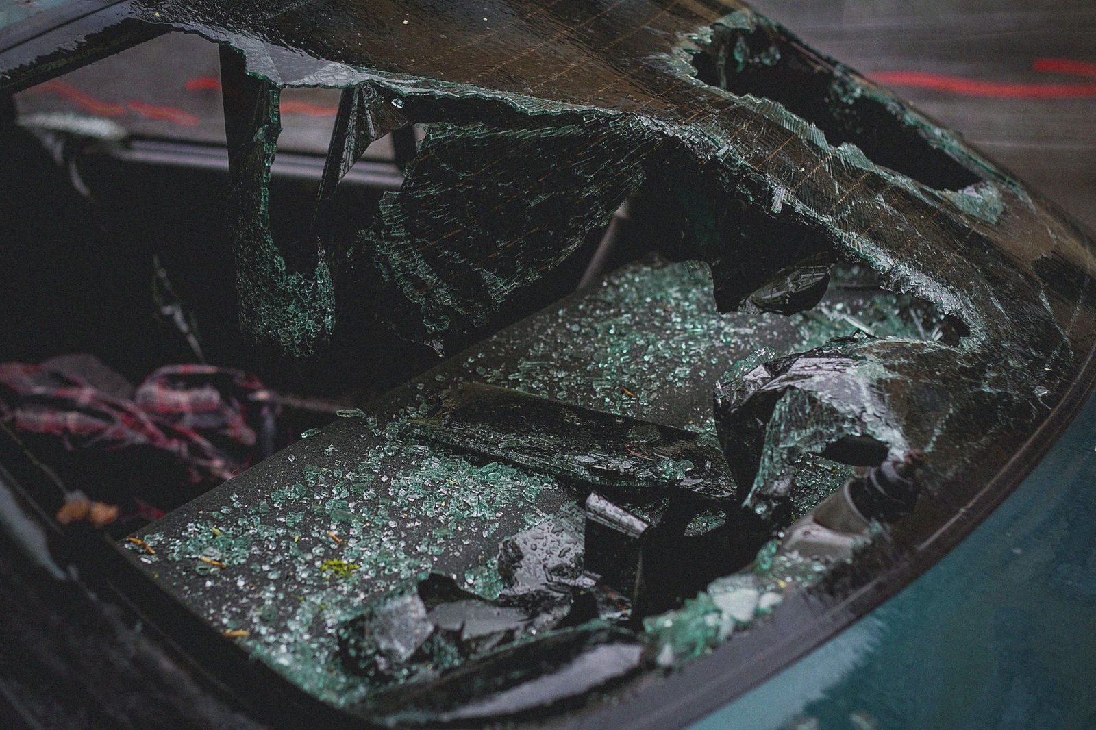 Parabrisas roto de automóvil después de un accidente con vidrio fragmentado.